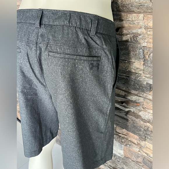 Under Armour Gray Flat Front Shorts Casual Comfort - Picture 3 of 8